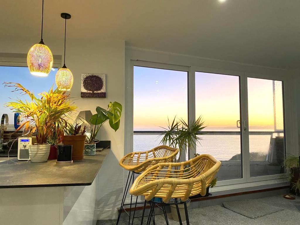 בורנמות' Stunning Sea View Two Double Bedroom Apartment - With Balcony - Opposite Beachfront Walk מראה חיצוני תמונה