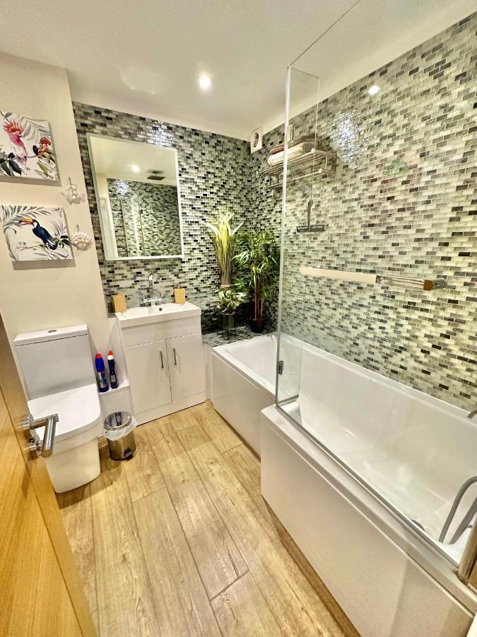 בורנמות' Stunning Sea View Two Double Bedroom Apartment - With Balcony - Opposite Beachfront Walk מראה חיצוני תמונה